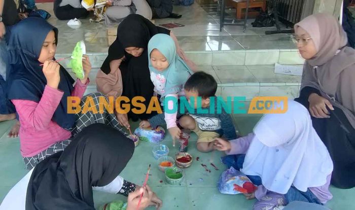 Hari Buku Nasional 2023, Sekolah Alam Ramadhani Kediri Gelar Lukis Topeng dan Tari Panji MangkuBuku Hari Buku Nasional 2023, Sekolah Alam Ramadhani Kediri Gelar Lukis Topeng dan Tari Panji MangkuBuku