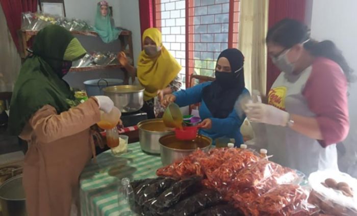 Tetap Semangat Saat Pandemi, IRT di Kediri Gelar Pelatihan Pembuatan Minuman Tradisional Tetap Semangat Saat Pandemi, IRT di Kediri Gelar Pelatihan Pembuatan Minuman Tradisional