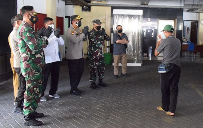 TNI-Polri di Sidoarjo Percepat Pemindahan Warga Isoman ke Tempat Isoter TNI-Polri di Sidoarjo Percepat Pemindahan Warga Isoman ke Tempat Isoter