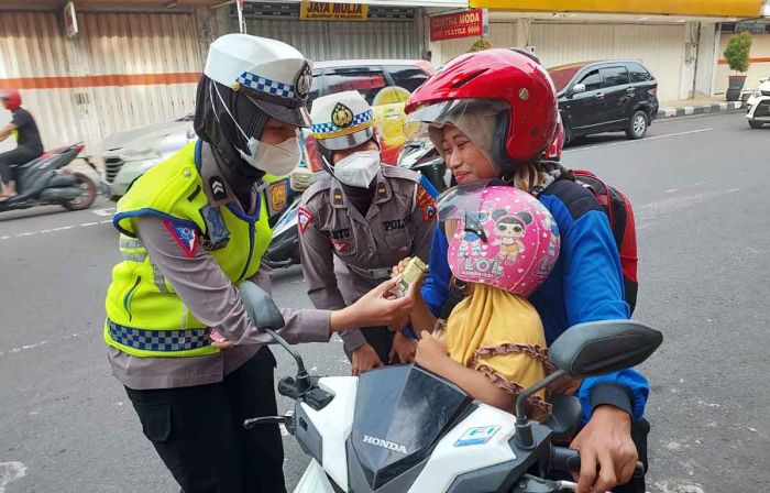 Operasi Keselamatan Semeru 2023, Satlantas Polres Mojokerto Kota Bagikan Coklat ke Pengguna Jalan Operasi Keselamatan Semeru 2023, Satlantas Polres Mojokerto Kota Bagikan Coklat ke Pengguna Jalan