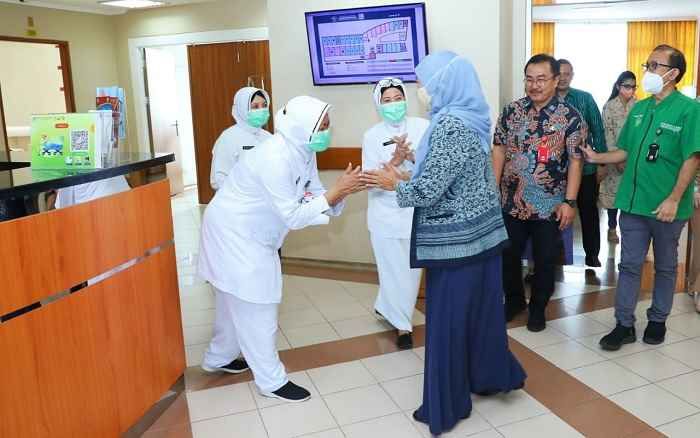 Hari Perawat, Khofifah Optimis Keperawatan Mampu Jawab Tantangan Kesehatan Global Hari Perawat, Khofifah Optimis Keperawatan Mampu Jawab Tantangan Kesehatan Global