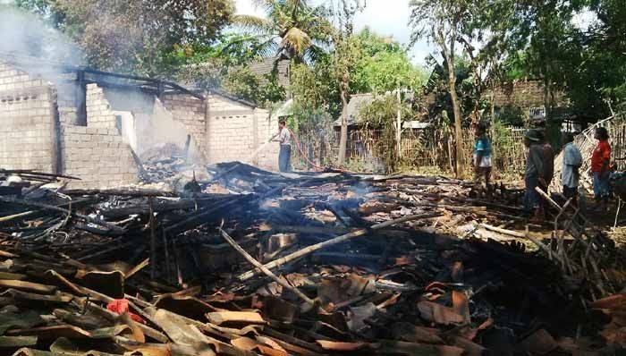 Dua Rumah di Bektiharjo Tuban Terbakar, Uang Puluhan Juta dan Puluhan Gram Emas jadi Dua Rumah di Bektiharjo Tuban Terbakar, Uang Puluhan Juta dan Puluhan Gram Emas jadi