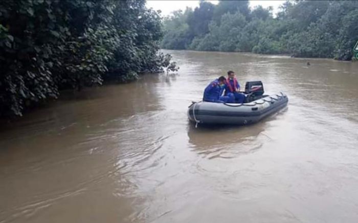 Jatuh dari Geladak Penyeberangan Perahu, Warga Driyorejo Gresik Tenggelam di Kali Surabaya Jatuh dari Geladak Penyeberangan Perahu, Warga Driyorejo Gresik Tenggelam di Kali Surabaya