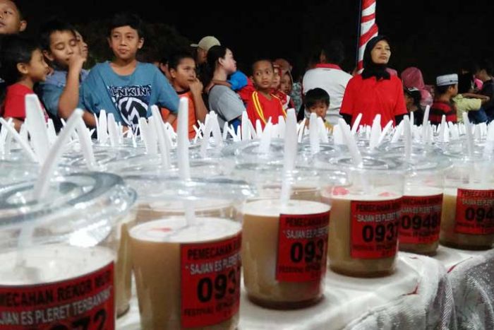 Pemkot Blitar Pecahkan Rekor MURI Sajian Es Pleret Terbanyak Pemkot Blitar Pecahkan Rekor MURI Sajian Es Pleret Terbanyak