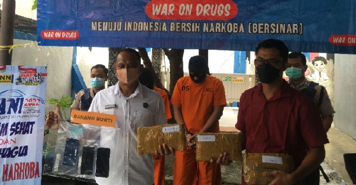 BNN Sidoarjo Uangkap Perdagangan Ganja 4 Kilogram BNN Sidoarjo Uangkap Perdagangan Ganja 4 Kilogram