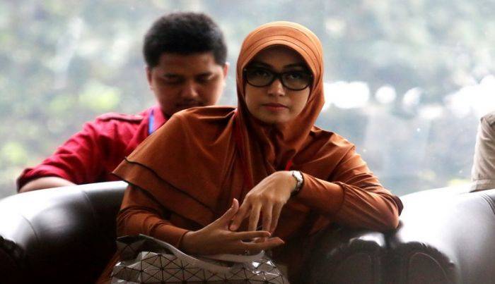 Siti Masnuri, Isteri Muda Fuad Amin Diperiksa KPK Siti Masnuri, Isteri Muda Fuad Amin Diperiksa KPK