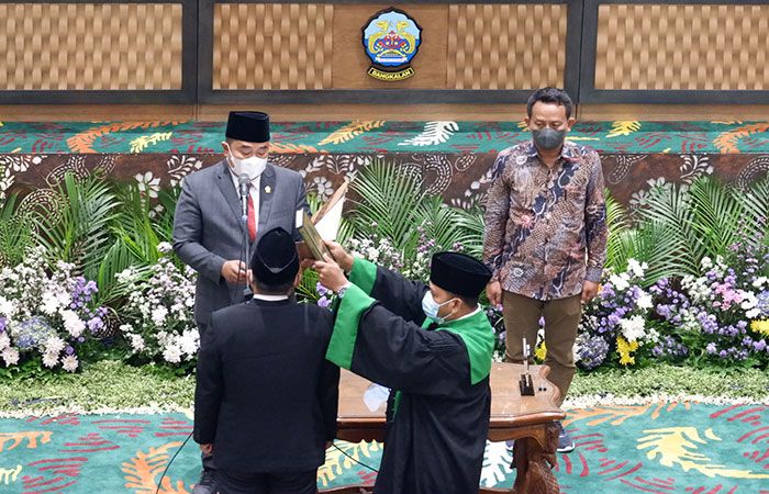 Ketua DPRD Bangkalan Lantik PAW dari Fraksi Gerindra Ketua DPRD Bangkalan Lantik PAW dari Fraksi Gerindra