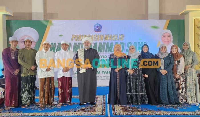 Peringati Maulid Nabi di Lirboyo Kediri, Gubernur Khofifah Ajak Santri Amalkan Ilmu dan Keikhlasan