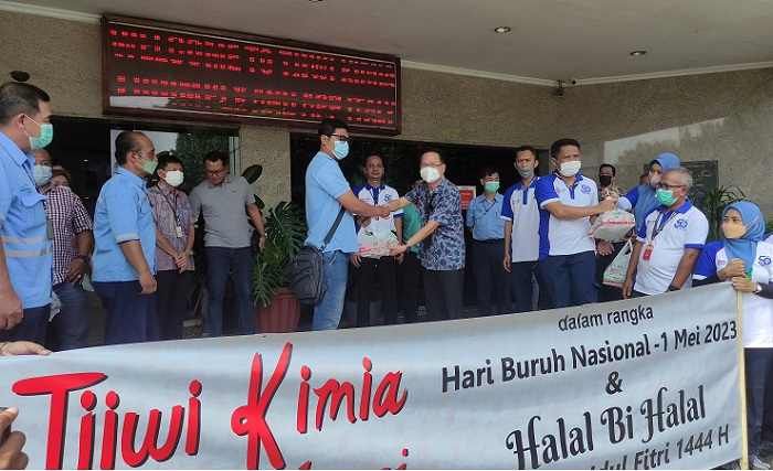 Mayday, SPSI PT Tjiwi Kimia Bagikan 1.000 Nasi Kotak pada Pengguna Jalan Mayday, SPSI PT Tjiwi Kimia Bagikan 1.000 Nasi Kotak pada Pengguna Jalan