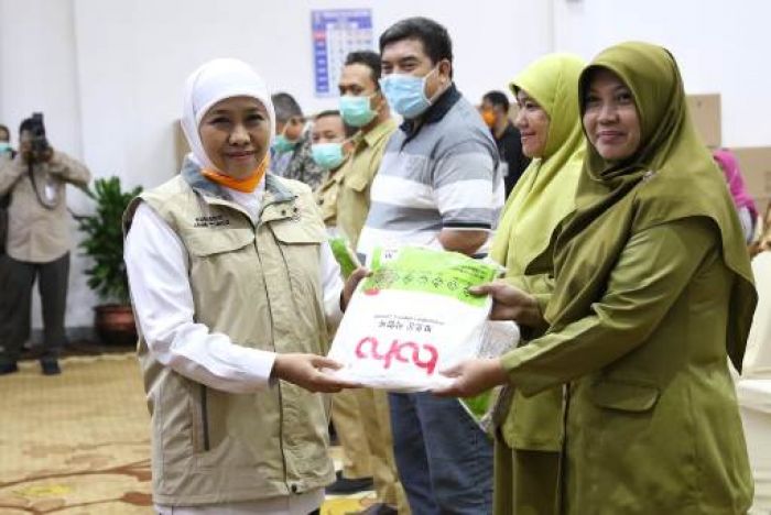 Gubernur Khofifah dan Forkopimda Jatim Bagikan 7.100 APD di 64 Rumah Sakit Rujukan Gubernur Khofifah dan Forkopimda Jatim Bagikan 7.100 APD di 64 Rumah Sakit Rujukan