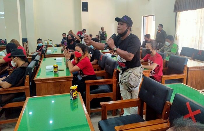 Pekerja Seni Trenggalek Minta Pangsa Pasar Mereka Dibuka Kembali Pekerja Seni Trenggalek Minta Pangsa Pasar Mereka Dibuka Kembali