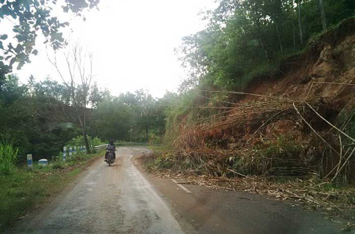 Jalur Pacitan-Ponorogo Masih Banyak Sisakan Longsoran Jalur Pacitan-Ponorogo Masih Banyak Sisakan Longsoran