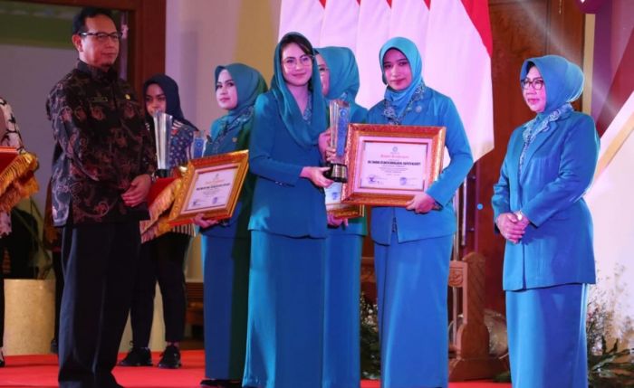 Desa Cinandang Raih 3 Terbaik di Lomba 10 Program PKK Jatim, Ning Hana: Harus Jadi Motivasi Desa Cinandang Raih 3 Terbaik di Lomba 10 Program PKK Jatim, Ning Hana: Harus Jadi Motivasi