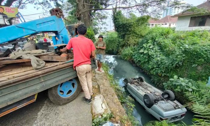 Mercy Nyemplung ke Kali, Sopir Diduga Lupa Tarik Rem Tangan