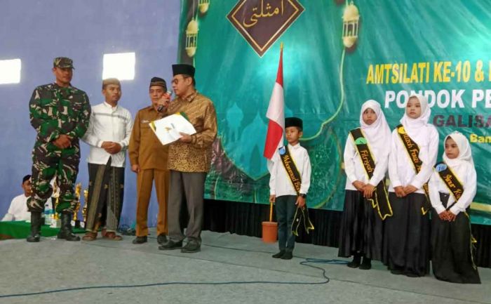 Baznas Jatim Serahkan Bantuan Beasiswa untuk Santri Berprestasi di Bangkalan Baznas Jatim Serahkan Bantuan Beasiswa untuk Santri Berprestasi di Bangkalan