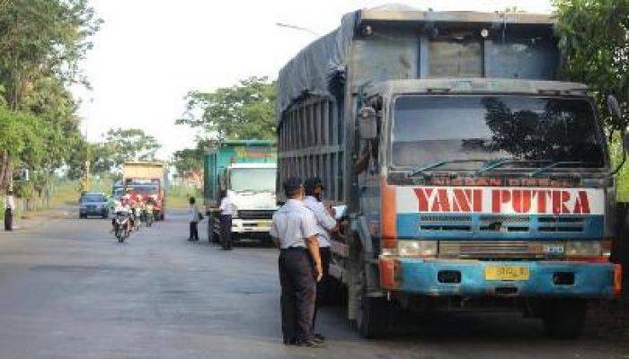 Truk Bermuatan Galian C di Gresik masih Langgar Aturan Jam Operasi Truk Bermuatan Galian C di Gresik masih Langgar Aturan Jam Operasi