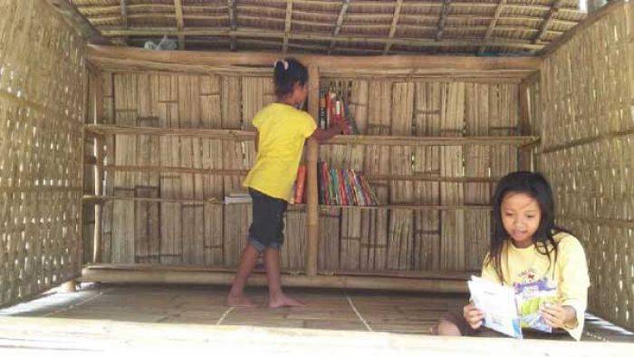Pemuda di Sumenep Dirikan Perpustakaan di Kebun Kelapa dari Anyaman Bambu
