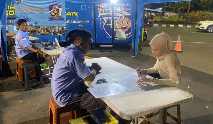 Layanan Simanis Kembali Dibuka, Warga Surabaya Antusias Perpanjang SIM