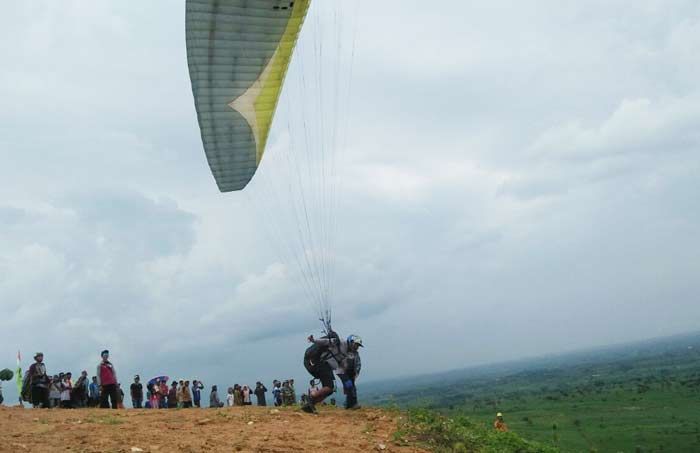 80 Atlet Paralayang Jatim Beraksi Taklukkan Bukit Glodagan di Kerek 80 Atlet Paralayang Jatim Beraksi Taklukkan Bukit Glodagan di Kerek