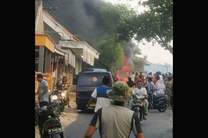 Kios dan Bengkel di Blumbungan Pamekasan Ludes Terbakar Kios dan Bengkel di Blumbungan Pamekasan Ludes Terbakar