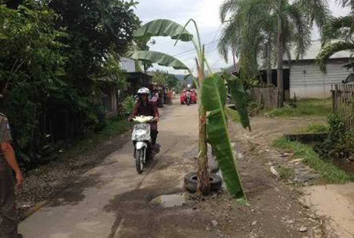 Jalan Rusak dan Kerap Timbul Genangan Air, Akses Candi Brahu Ditutup Warga Jalan Rusak dan Kerap Timbul Genangan Air, Akses Candi Brahu Ditutup Warga
