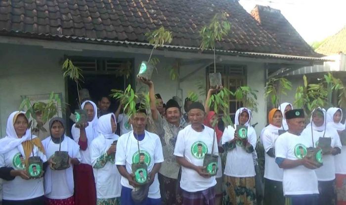 Pendukung Ganjar Pranowo Gelar Aksi Tanam Pohon Durian di Bojonegoro Pendukung Ganjar Pranowo Gelar Aksi Tanam Pohon Durian di Bojonegoro
