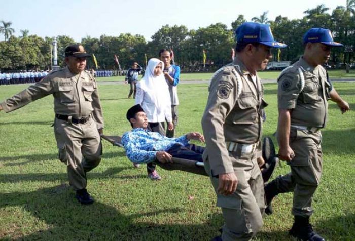 Upacara Hari Pancasila di Alun-Alun Jombang, Pelajar dan PNS Terkapar Upacara Hari Pancasila di Alun-Alun Jombang, Pelajar dan PNS Terkapar