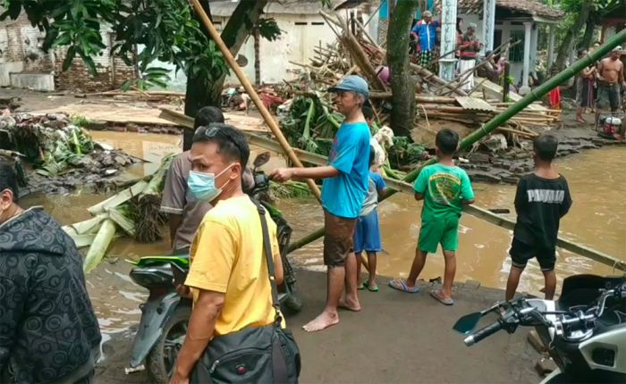 Banjir Bandang di Pasuruan Sebabkan 5 Rumah Warga Rusak dan Jembatan Roboh Banjir Bandang di Pasuruan Sebabkan 5 Rumah Warga Rusak dan Jembatan Roboh
