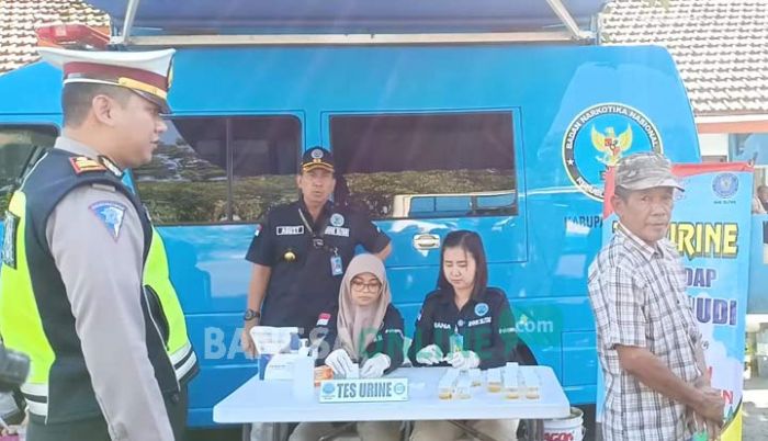 Operasi Gabungan Jelang Arus Mudik di Blitar, Petugas Lakukan Ramp Check dan Tes Urine Operasi Gabungan Jelang Arus Mudik di Blitar, Petugas Lakukan Ramp Check dan Tes Urine