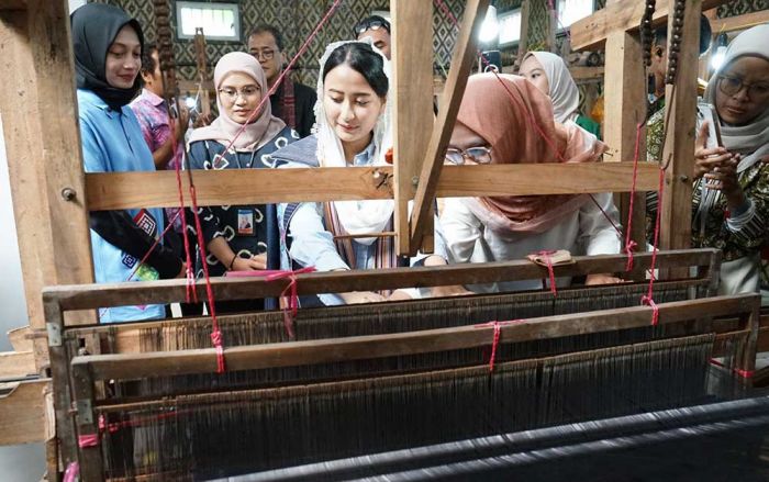 Wali Kota Kediri Dampingi Wamendag Kunjungi Sentra Tenun Ikat, Dorong Produk Lokal Go Ekspor