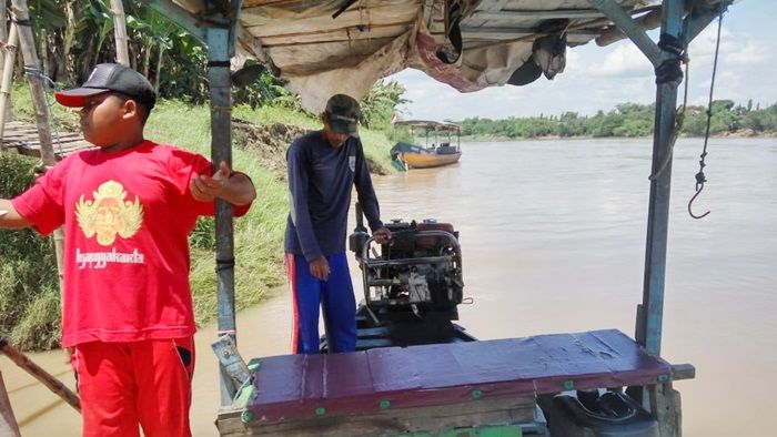 Jadi Driver Perahu Tambang Demi Lanjutkan Sekolah