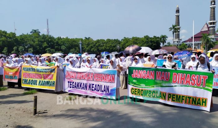 Warga Thoriqoh Shiddiqiyyah Unjuk Rasa Desak Bupati Jombang Minta Maaf Terkait Kasus MSA Warga Thoriqoh Shiddiqiyyah Unjuk Rasa Desak Bupati Jombang Minta Maaf Terkait Kasus MSA