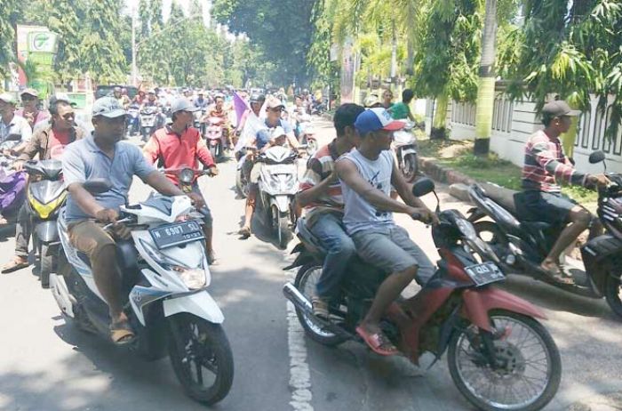 Dilarang Pakai Jaring Cantrang, Ratusan Nelayan di Probolinggo Blokir Jalan