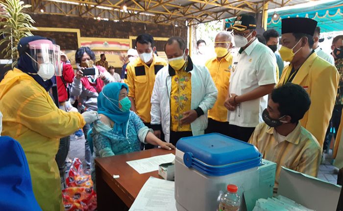 Dorong Kekebalan Kelompok, Golkar Sidoarjo Gelar Vaksinasi untuk 500 Kader Dorong Kekebalan Kelompok, Golkar Sidoarjo Gelar Vaksinasi untuk 500 Kader