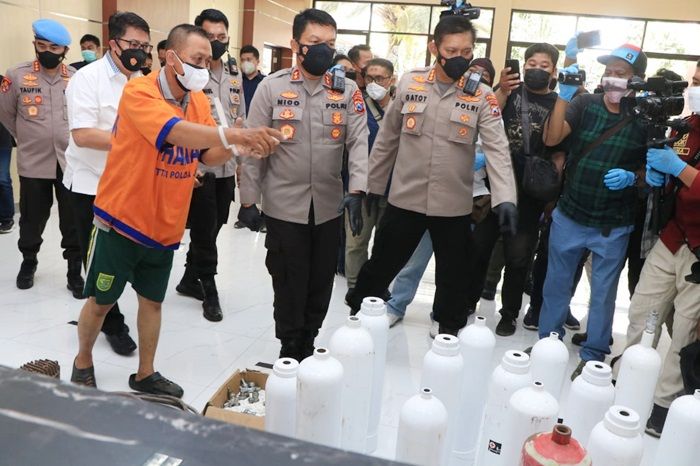 Polda Jatim Bongkar Penjualan Tabung Oksigen Palsu Gunakan Tabung Pemadam Api Polda Jatim Bongkar Penjualan Tabung Oksigen Palsu Gunakan Tabung Pemadam Api