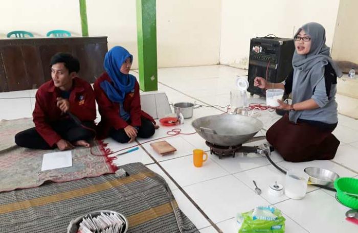 KKN, Mahasiswa Unirow Tuban Ajari Ibu-ibu di Desa Genaharjo Bikin Abon Jantung Pisang