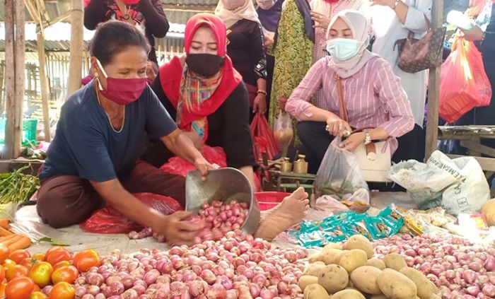 Disambangi Cawabup Lisdyarita, Pedagang Pasar Balong Menyatakan Siap Dukung Paslon Nomor Urut 1 Disambangi Cawabup Lisdyarita, Pedagang Pasar Balong Menyatakan Siap Dukung Paslon Nomor Urut 1