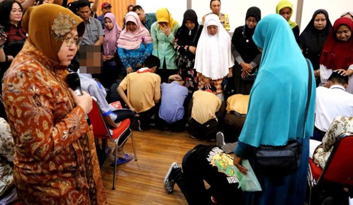 Damaikan Geng Jawara dan All Star, Risma Minta Mereka Cium Kaki Orangtua