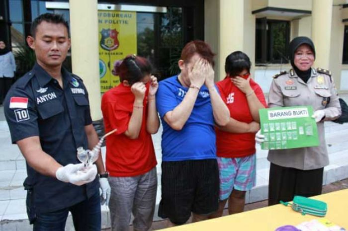 Gerebek Rumah di Dukuh Pakis Barat, Polisi Ringkus Pasutri Diduga Pengedar Narkoba Gerebek Rumah di Dukuh Pakis Barat, Polisi Ringkus Pasutri Diduga Pengedar Narkoba