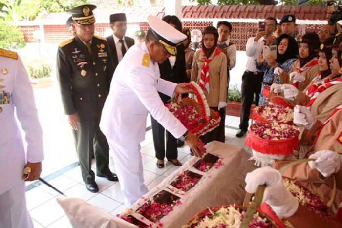 Peringati Harkitnas, Kasarmatim Ziarah ke Makam Bung Tomo