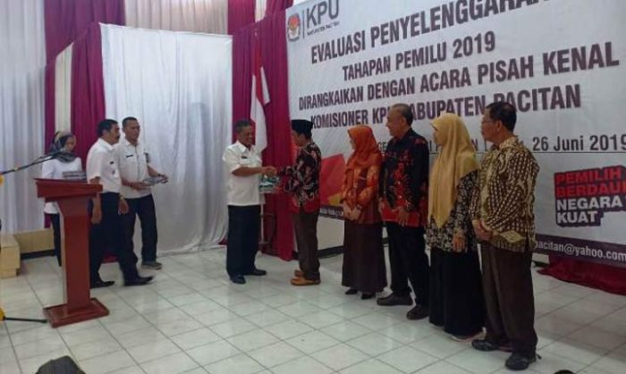 Pesan Mantan Ketua KPU Pacitan: Menjadi Penyelenggara Pemilu Bukan Pekerjaan Mudah Pesan Mantan Ketua KPU Pacitan: Menjadi Penyelenggara Pemilu Bukan Pekerjaan Mudah