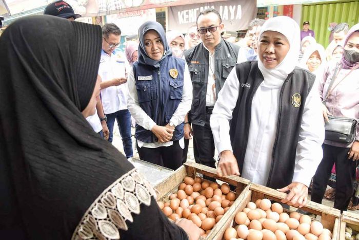 Blusukan ke 2 Pasar di Mojokerto, Gubernur Khofifah Pastikan Stok Bahan Pokok Aman hingga Lebaran Blusukan ke 2 Pasar di Mojokerto, Gubernur Khofifah Pastikan Stok Bahan Pokok Aman hingga Lebaran