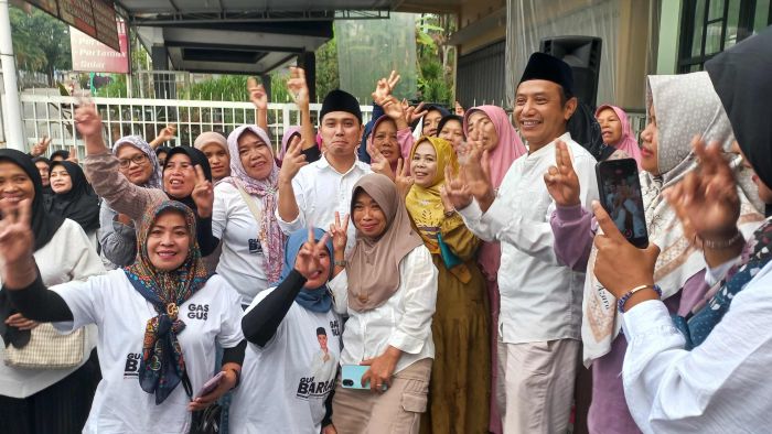 Antusias Emak-Emak di Pacet Sambut Paslon Mubarok, Gus Barra Paparkan Program Pro-Kerakyatan