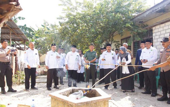 Kemenag Tuban Bakar Ribuan Buku Nikah Kemenag Tuban Bakar Ribuan Buku Nikah