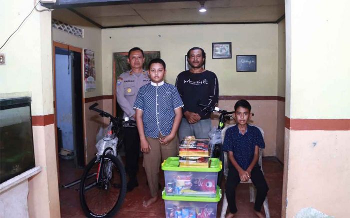 Polres Kediri Beri Sepeda ke Anak Kembar Yatim Piatu Polres Kediri Beri Sepeda ke Anak Kembar Yatim Piatu