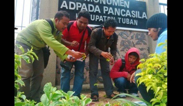 Kenang Reformasi, Jurnalis Tuban Tabur Bunga di Monumen Pancasila Kenang Reformasi, Jurnalis Tuban Tabur Bunga di Monumen Pancasila