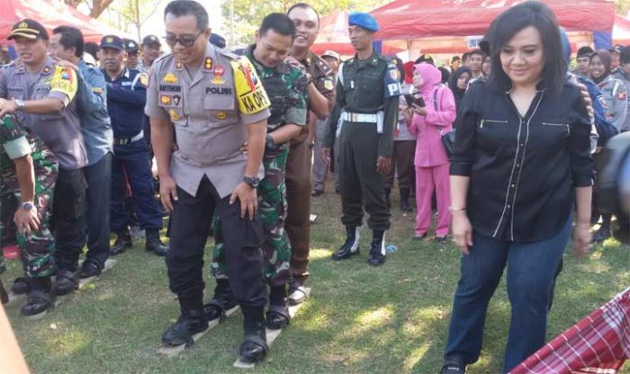 Polri dan TNI Adu Ketangkasan Lomba Permainan Tradisional