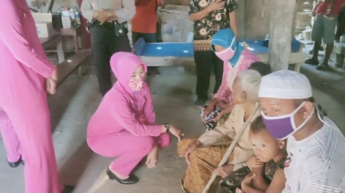 Kunjungi Rumah Balita Kembar yang Viral, Ketua Bhayangkari Ngawi Serahkan Santunan