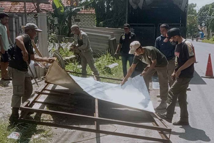 Selama Bulan Suci Ramadhan, Satpol PP Pamekasan Tertibkan Reklame Tanpa Izin