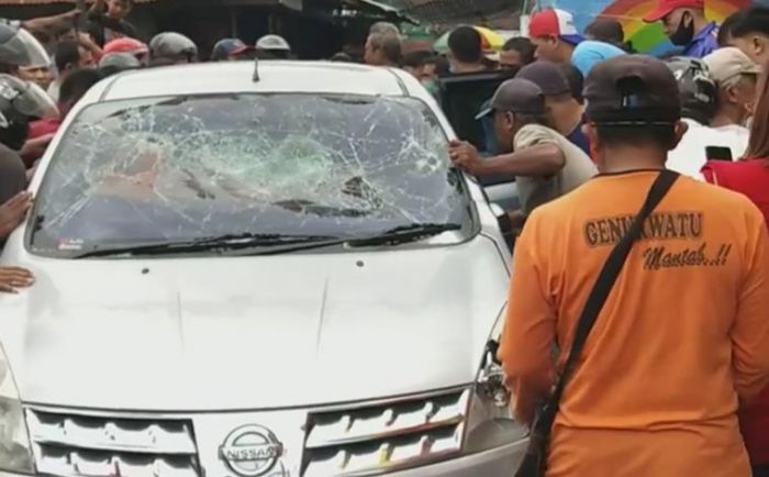 Ugal-ugalan dan Tabrak Pengendara Motor, Grand Livina Hancur Diamuk Warga Jombang, Sopir Dimassa